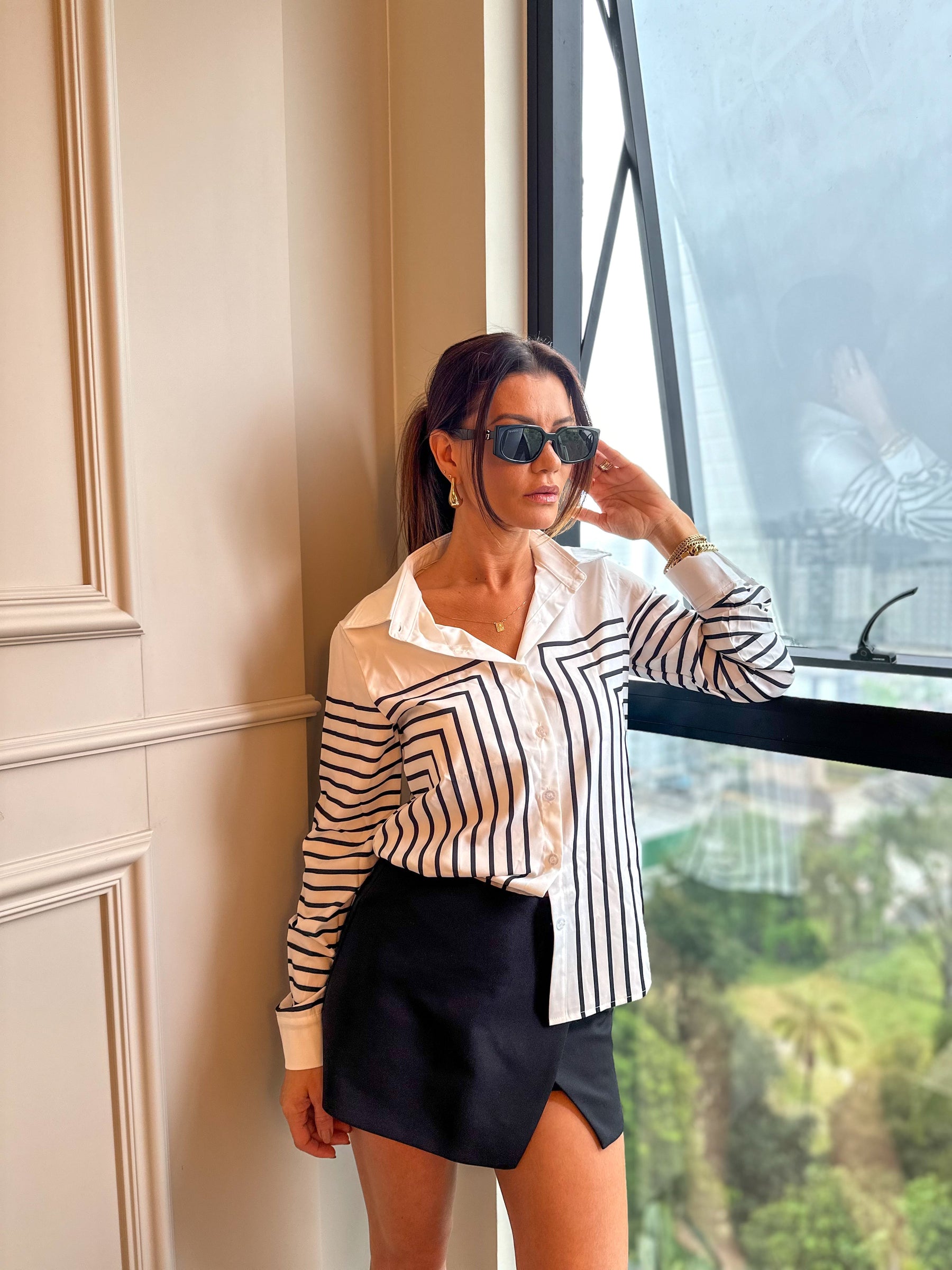 Blusa a rayas elegante con botones frontales – Zaira